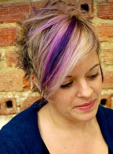 fryzury krótkie, fiolet, róż i blond - odważne połącznie kolorów na włosach, uczesanie damskie zdjęcie numer 133